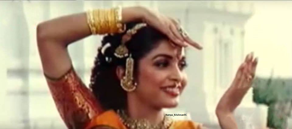 Meg_Prajakta's tweet photo. she has soft and smooth body, is it an illusion OR silken starry night of full moon day,endowed with skin glowing with radiance as if drenched in gold &amp; jewels,she dressed up &amp; appeared in front of us as if the star of Venus. Apsara @meramyakrishnan has descend from heaven ❤️ https://t.co/Np2zc86mHM