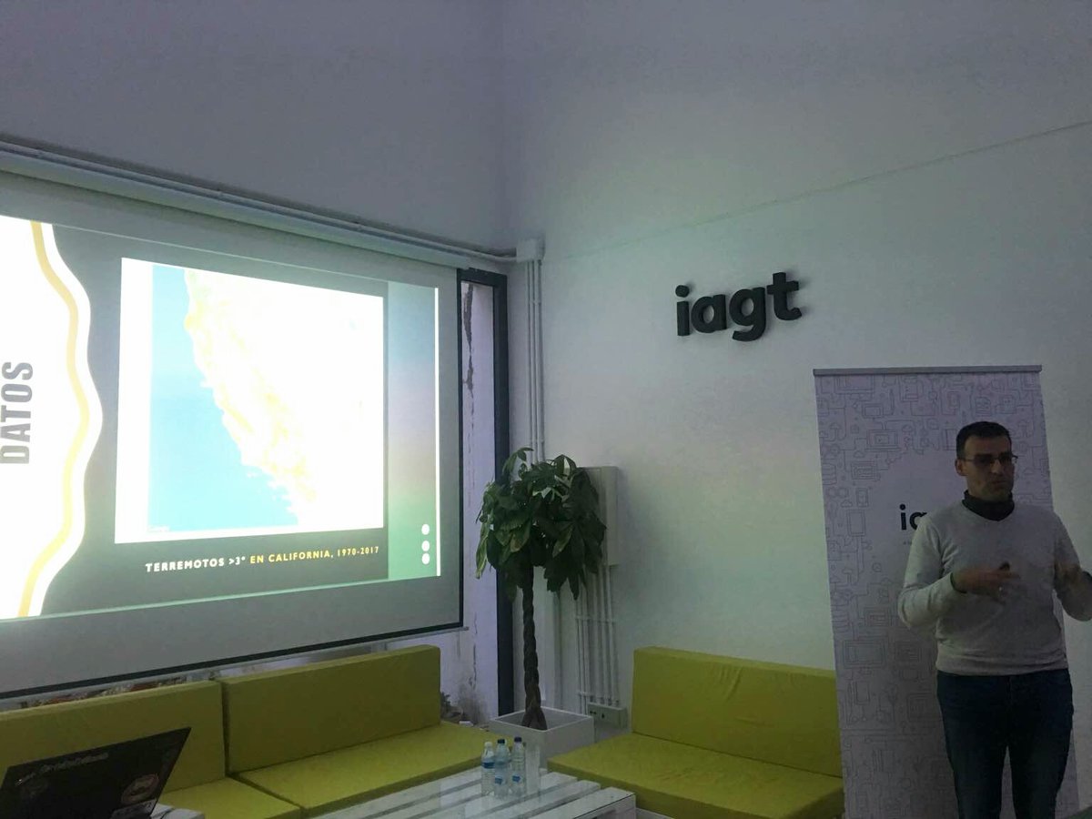 iagt_es's tweet photo. El broche final a este #DatabeerSVQ3 lo pone @gualberto, investigador del grupo de Data Science &amp; Big Data en la @pablodeolavide, con su charla "Breaking Data". @DatabeerSVQ https://t.co/UIEmAtvlM4