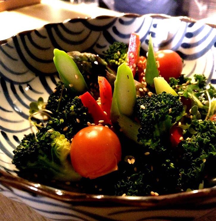 SinatraYaMadrid's tweet photo. Una ensalada fresquita para encarar la primavera aderezada con soja de trufa. Sana y deliciosa para acompañar nuestro Wagyu.. https://t.co/I0RoQVj20M
