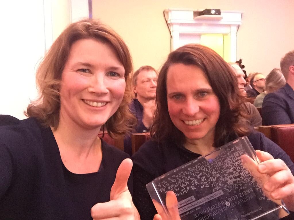 Whoop whoop! Der @Weltspiegel_ARD hat den #crossmediapreis 🎊🍾🎉Herzlichen Glückwunsch an <a href="/BBoelhoff/">Boelhoff</a> und C. Justus stellvertretend für das Team von #ndr #swr #br #wdr