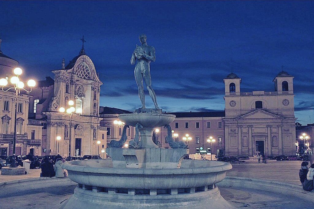 LuiginaSi's tweet photo. Nove anni fa a quest'ora eri ancora così... 
Bellissima e Fiera 
Poi nella notte l'inferno 
e hai perso 309 figli
e ancora tremi...
Bella me❤
L'Aquila 6 Aprile 2009 https://t.co/OuN190hOqc