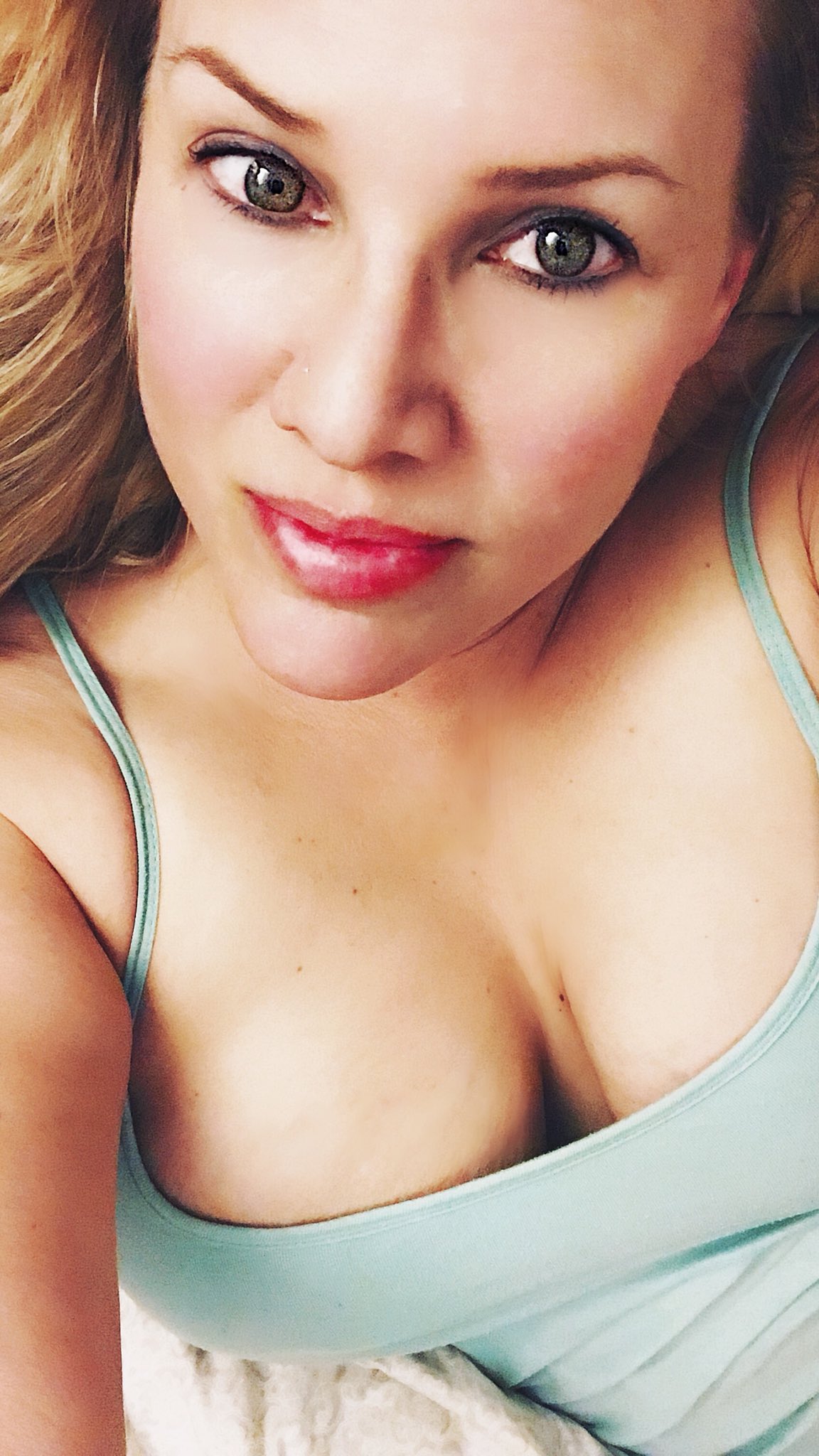 Happy THURSDAY, #Jenheads! I love you guys! 💋❤️ https://t.co/OGrEm6d4Ar