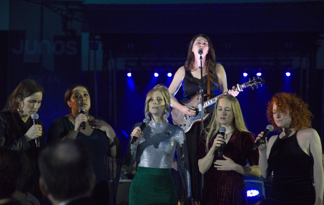 TheJUNOAwards's tweet photo. WATCH: ✨@Terralightfoot performs “Norma Gale” with @rosecousins, @nuelacharles, Melissa McClelland (@wearewhitehorse), @TheWeatherStn &amp; @miramulhollandat the JUNO Gala Dinner &amp; Awards Presented by @SOCANmusic

📽️↪️https://t.co/eFa79NPdU6 https://t.co/pBEgfzNNqq