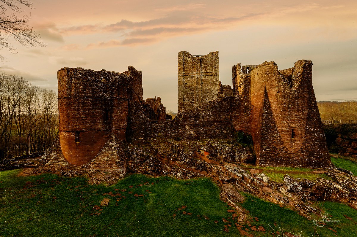 johnthefoto's tweet photo. Beautiful Sunset at Goodrich Castle on a calm evening - no maidens in distress to save from dragons  https://t.co/hxfwfBomAV  #herefordshire  #castles #History https://t.co/4dgxDFpvNX