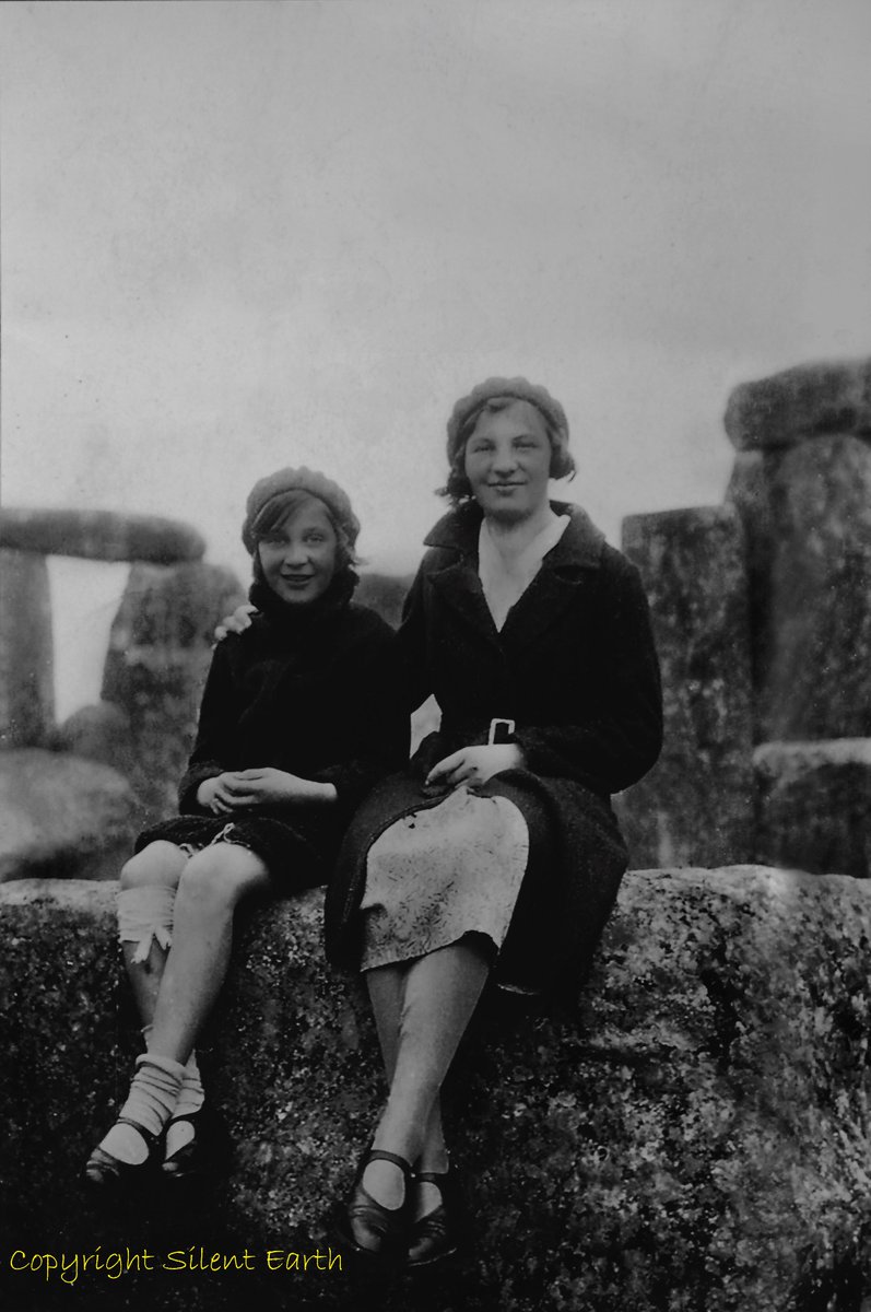 Joan and Phyllis Narroway at Stonehenge in 1929.

silentearth.org/touching-stone…