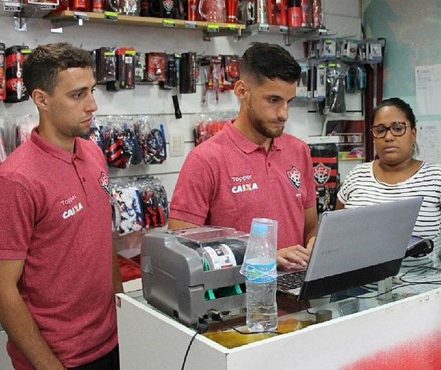 mkt_esportivo's tweet image. Sem divulgar, Vitória surpreende torcedores e coloca jogadores para vender ingressos para o Ba-Vi. Show!

goo.gl/9A3PHL