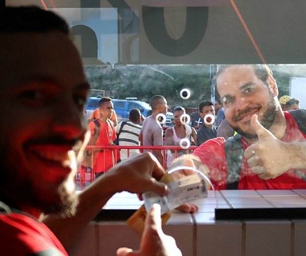 mkt_esportivo's tweet image. Sem divulgar, Vitória surpreende torcedores e coloca jogadores para vender ingressos para o Ba-Vi. Show!

goo.gl/9A3PHL