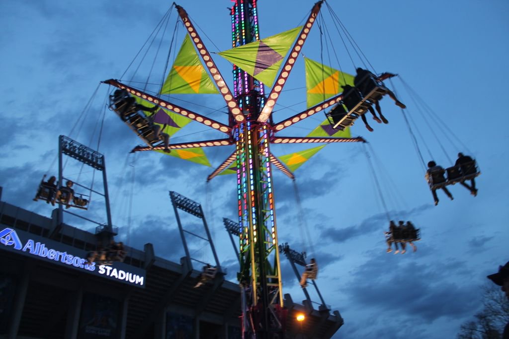 getinvolvedBSU's tweet photo. Jump into life size foosball and munch at food truck favorites Mad Mac, Kono Pizza, and Mini Donuts at this year’s Spring Fling. Mix in some up-in-the-air carnival rides and it’ll be revolutionary. #springflingbsu #getinvolvedbsu https://t.co/lhF2nN2F0C