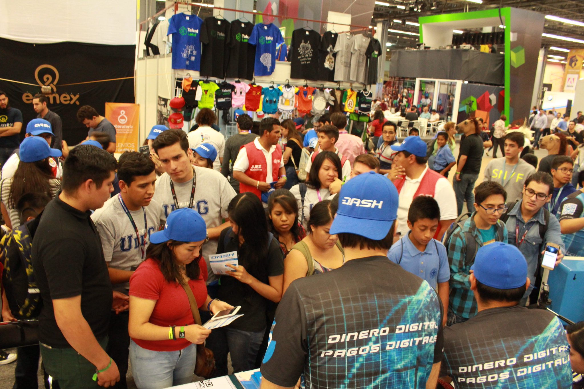 2 pic. Gotta love this! @todosobredash is killing it #Dash hatting students in Talent Land Guadalajara. Thanks guys, #VivaMexico! https://t.co/i5sAjJHLPz