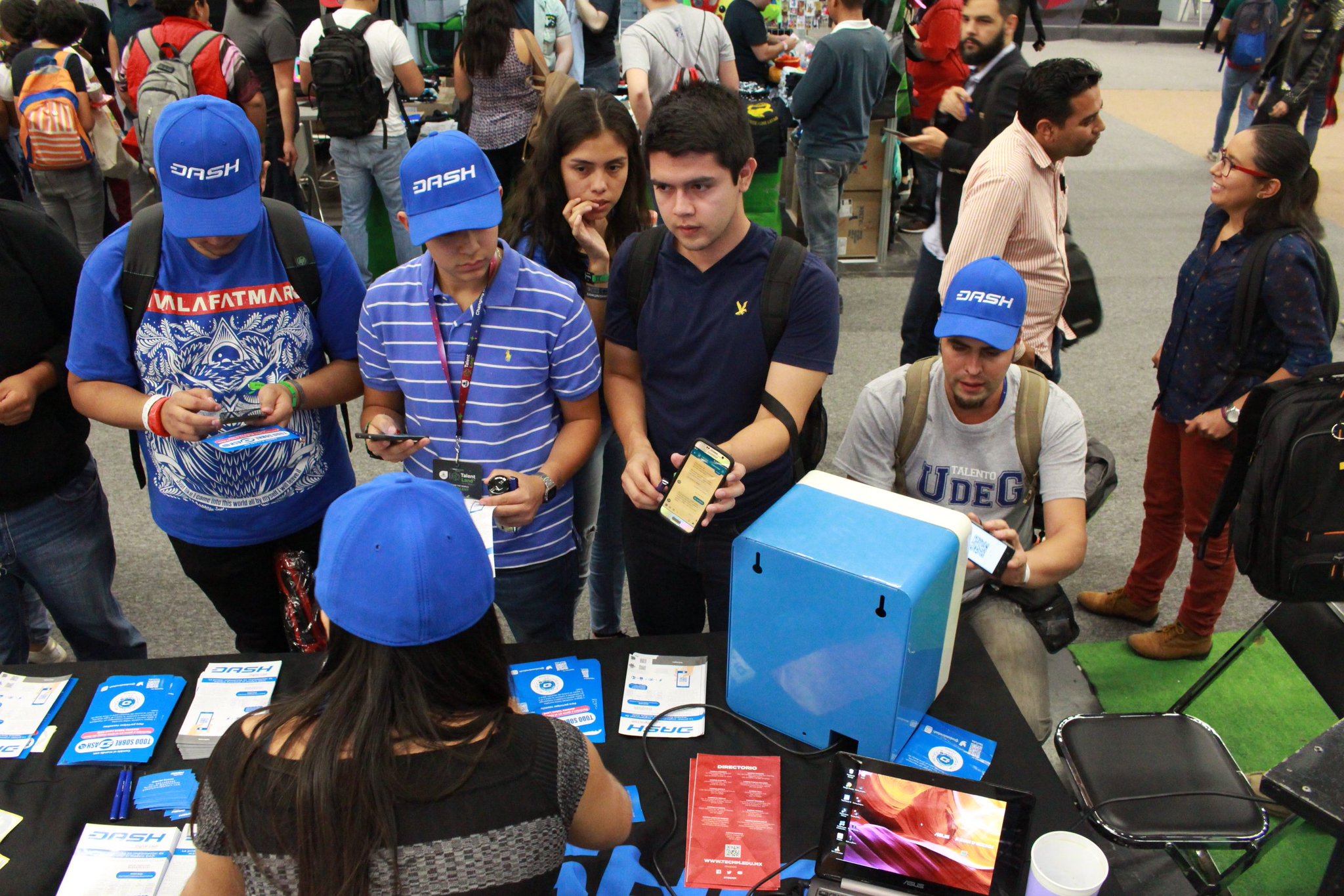 4 pic. Gotta love this! @todosobredash is killing it #Dash hatting students in Talent Land Guadalajara. Thanks guys, #VivaMexico! https://t.co/i5sAjJHLPz