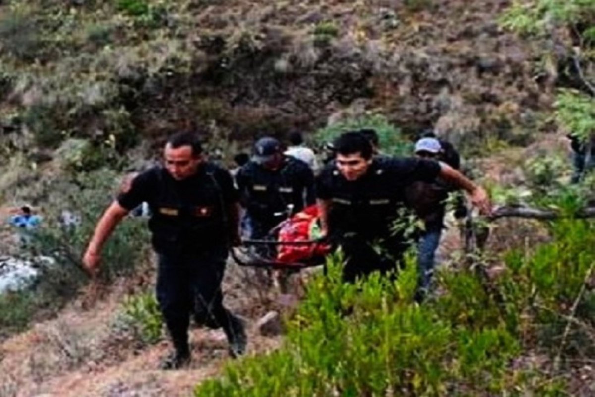 PerutravelsBlog's tweet photo. We mourn the tragic death of two people (a tourist and her guide) while they were canopying in #Maras, Cusco province. The @MINCETUR recommends hiring formal agencies when it comes to adventure sports #Cusco #Peru https://t.co/Vnlvj9NVuy