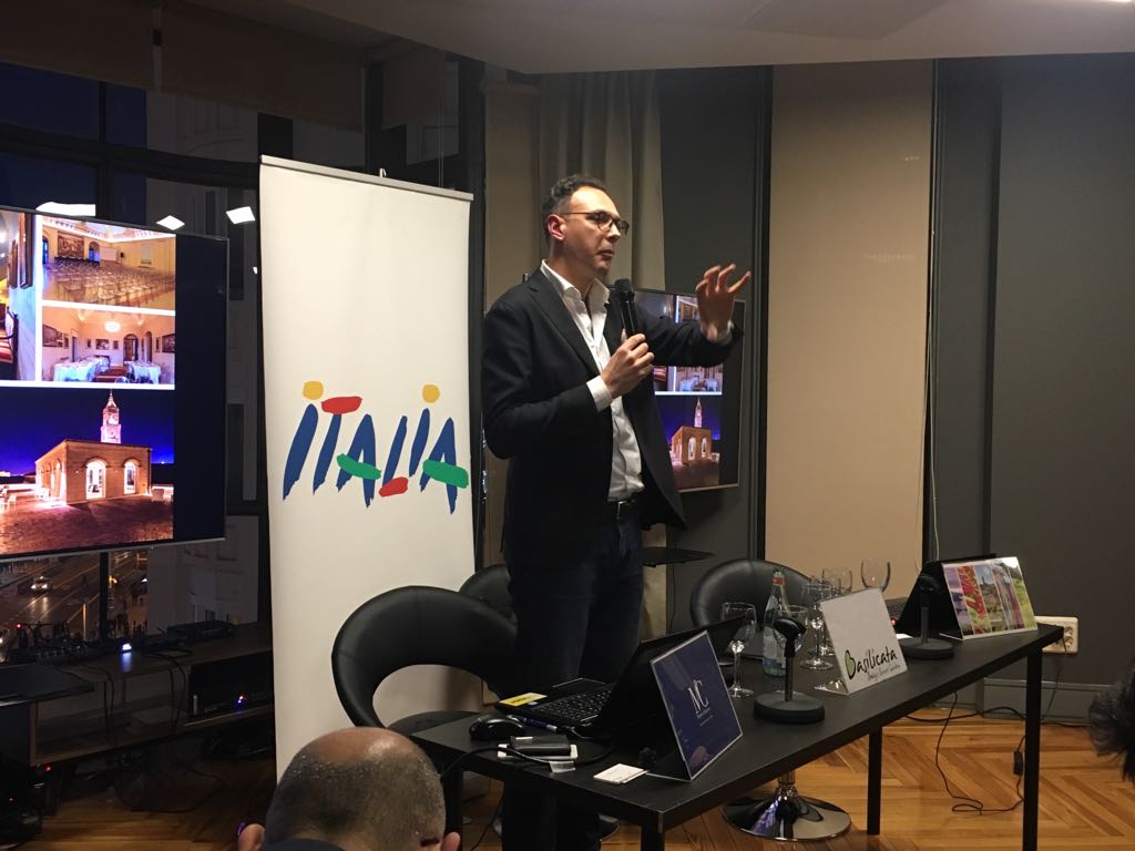 Basilicata_Tur's tweet photo. Operatori lucani presenti a #Madrid per raccontare la "loro" #Basilicata. Occasioni utili per far incontrare il mercato turistico. https://t.co/KkiOfRQZqu