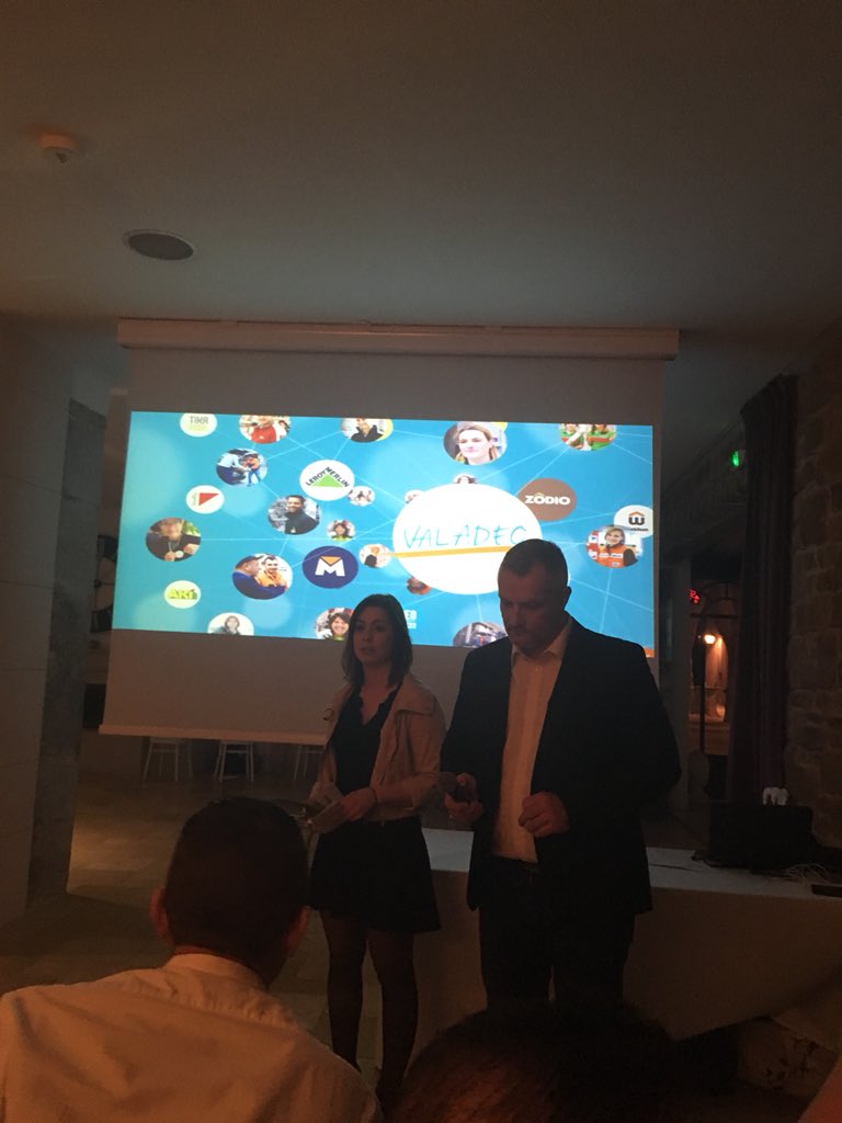 pandamaxou's tweet photo. @BricomanFrance @weldom_fr @ZodioToulon plus que qqs minutes avant l’annonce du taux #valadeo 😜😜 https://t.co/uRoxw1Z7SN