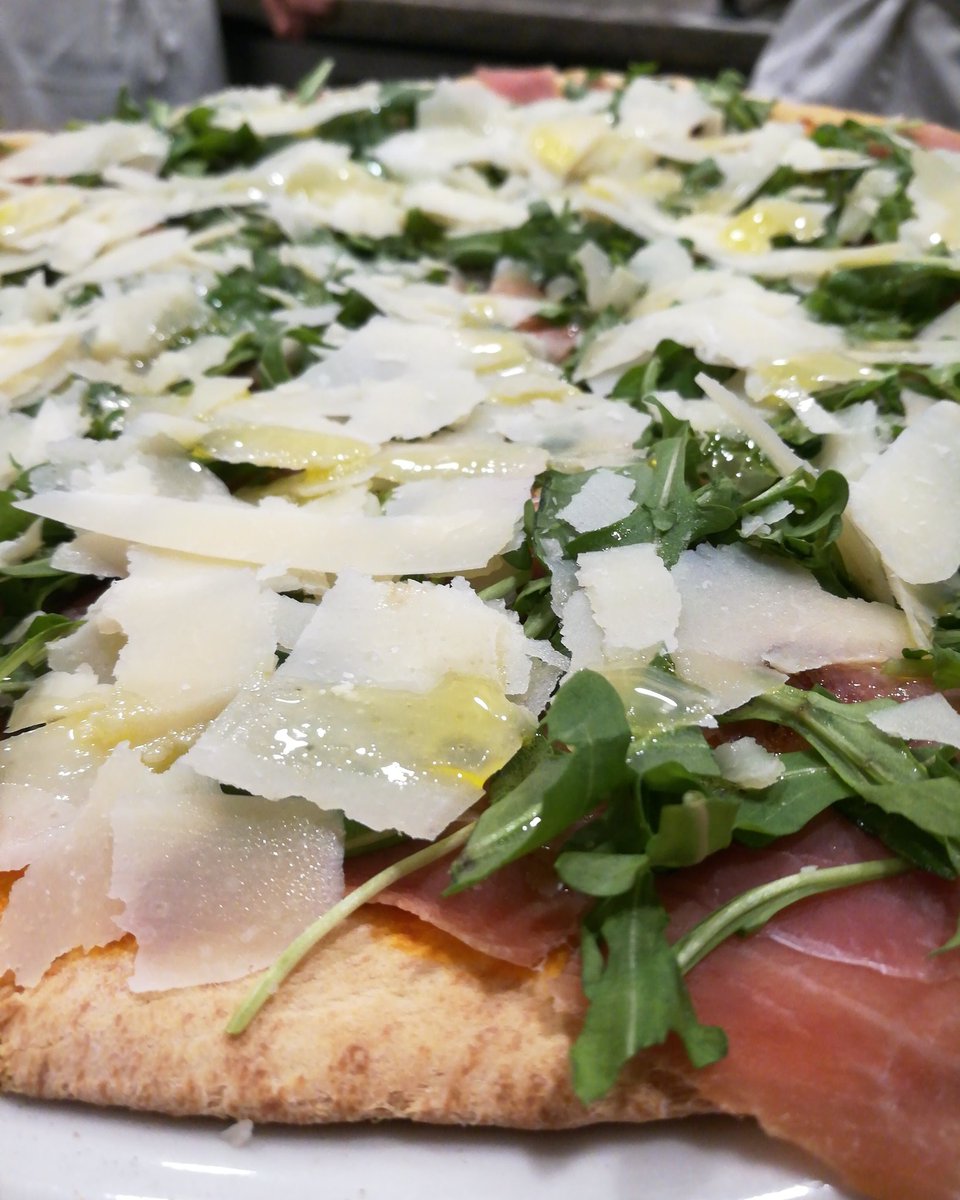 Deliciosas #pizzashornoaleña @stizzolipanama 🇮🇹 #experienciastizzoli #auténticoitaliano #pizza