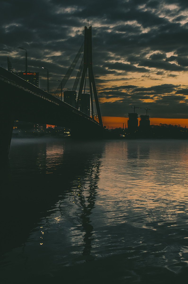 lindarutule's tweet photo. pār Daugavu dūmi kūpa,
kas tos dūmus kūpināj’? 💭
#sunset #saulriets #riga #rigasunset https://t.co/4MAUg7OciE