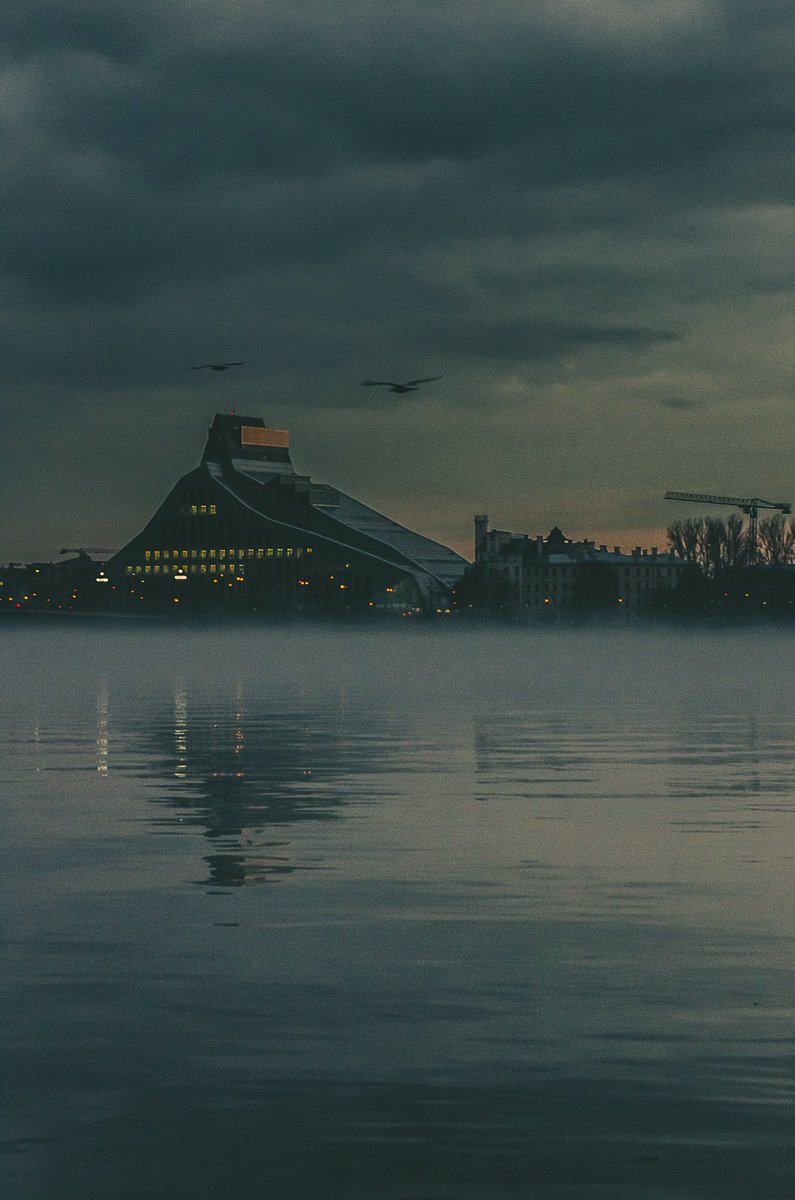 pār Daugavu dūmi kūpa,
kas tos dūmus kūpināj’? 💭
#sunset #saulriets #riga #rigasunset