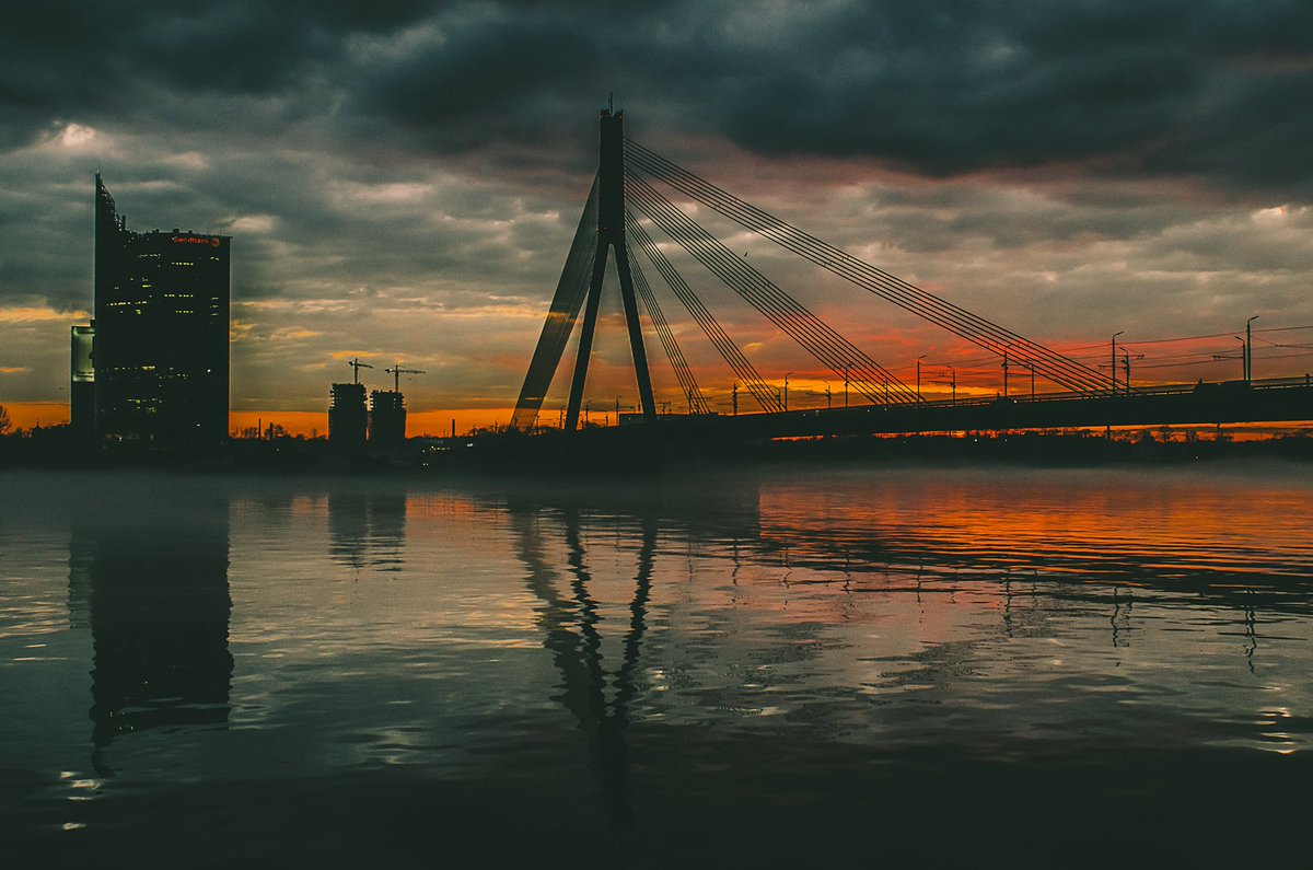 lindarutule's tweet photo. pār Daugavu dūmi kūpa,
kas tos dūmus kūpināj’? 💭
#sunset #saulriets #riga #rigasunset https://t.co/4MAUg7OciE