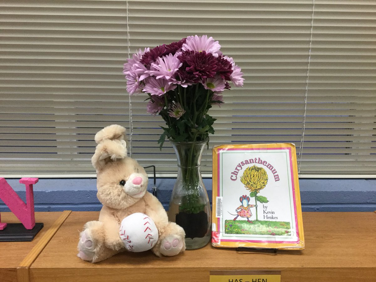 NISDHendyMSD's tweet photo. Like a flower, Ms. Contreras helps our minds grow. #HatchettROCKS #libraryappreciationday #librarylife https://t.co/ieetXdRaC0