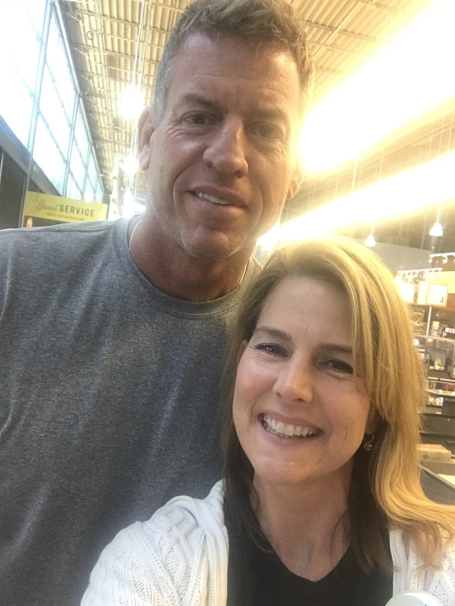 abcLosack's tweet photo. Solid day working in Big D for Vega! With the original GR8! Troy A ! 💙🏈 @losack_collin🐾 is still my fav #8❤️ https://t.co/BNPlMu0NZp