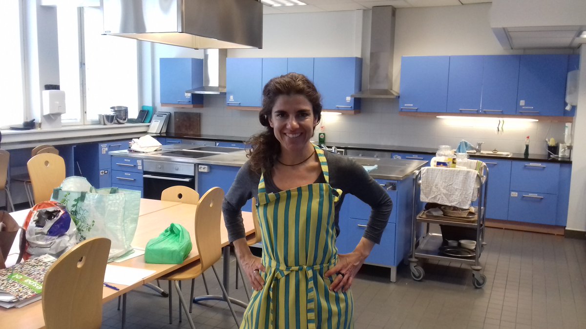 freshlinguas's tweet photo. Profesora todoterreno, lo mismo te explica el subjuntivo que te prepara una tortilla. Tarde de #español y tapas en #vantaanaukuisopisto, con tapas el español entra mejor!!! https://t.co/LZUfRz9CcR