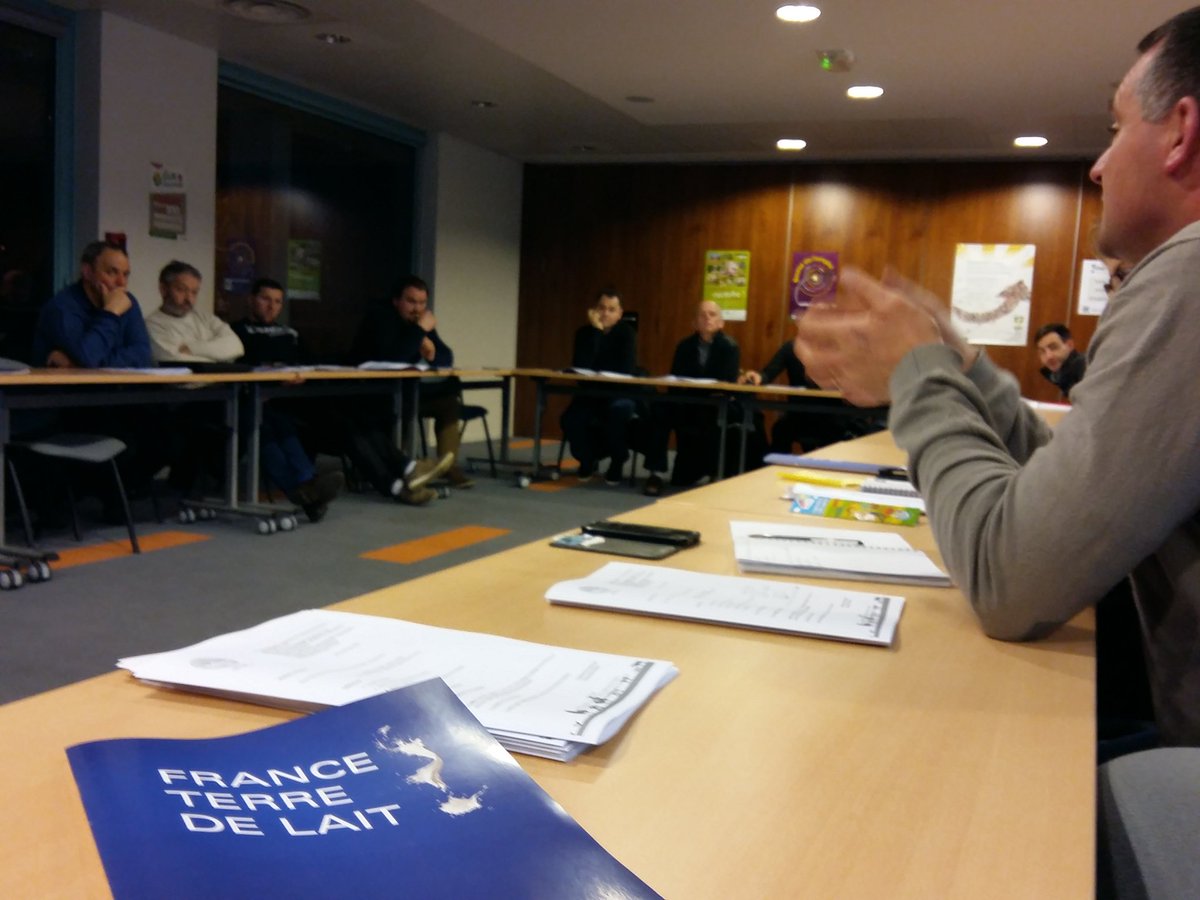 fdsea53's tweet photo. Section lait Fdsea53 avec @MaLuherne56 présidente FRSEAO:conjoncture, orientations de la filière, travaux @FNPLait https://t.co/VJ7vGdeDCZ