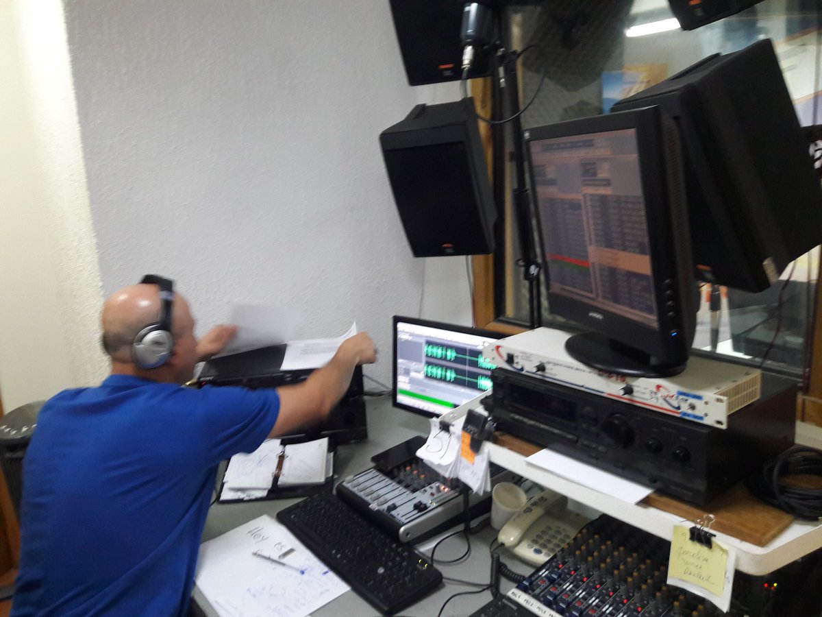 99Macarena's tweet photo. Hoy full trabajo #programando @MaryGarces13 @nosmagazine @JoseSanmartn3 @slyprochile https://t.co/KclqbZconB