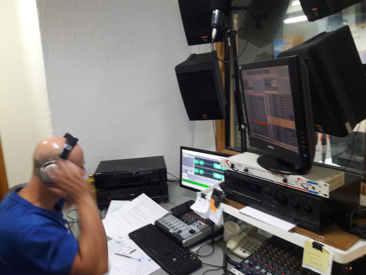 99Macarena's tweet photo. Hoy full trabajo #programando @MaryGarces13 @nosmagazine @JoseSanmartn3 @slyprochile https://t.co/KclqbZconB
