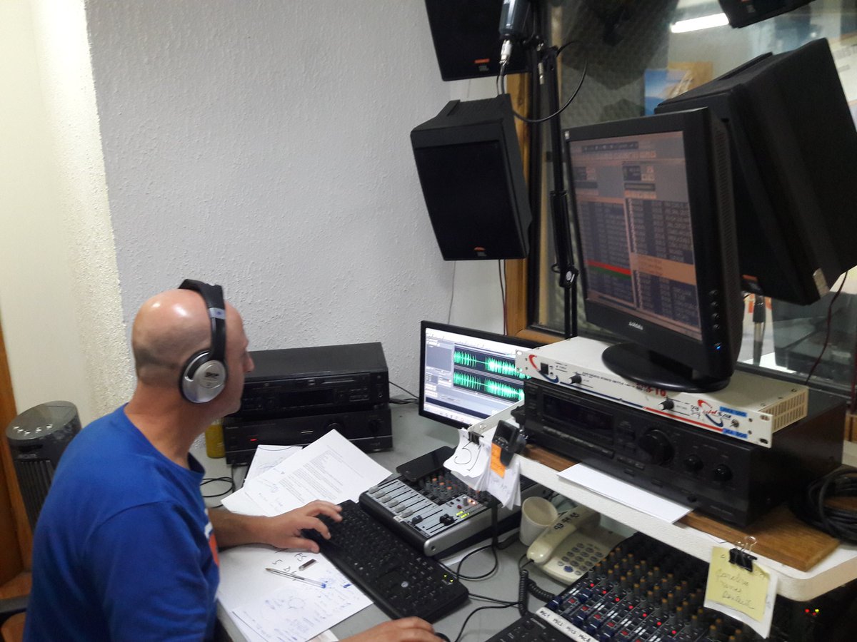 99Macarena's tweet photo. Hoy full trabajo #programando @MaryGarces13 @nosmagazine @JoseSanmartn3 @slyprochile https://t.co/KclqbZconB