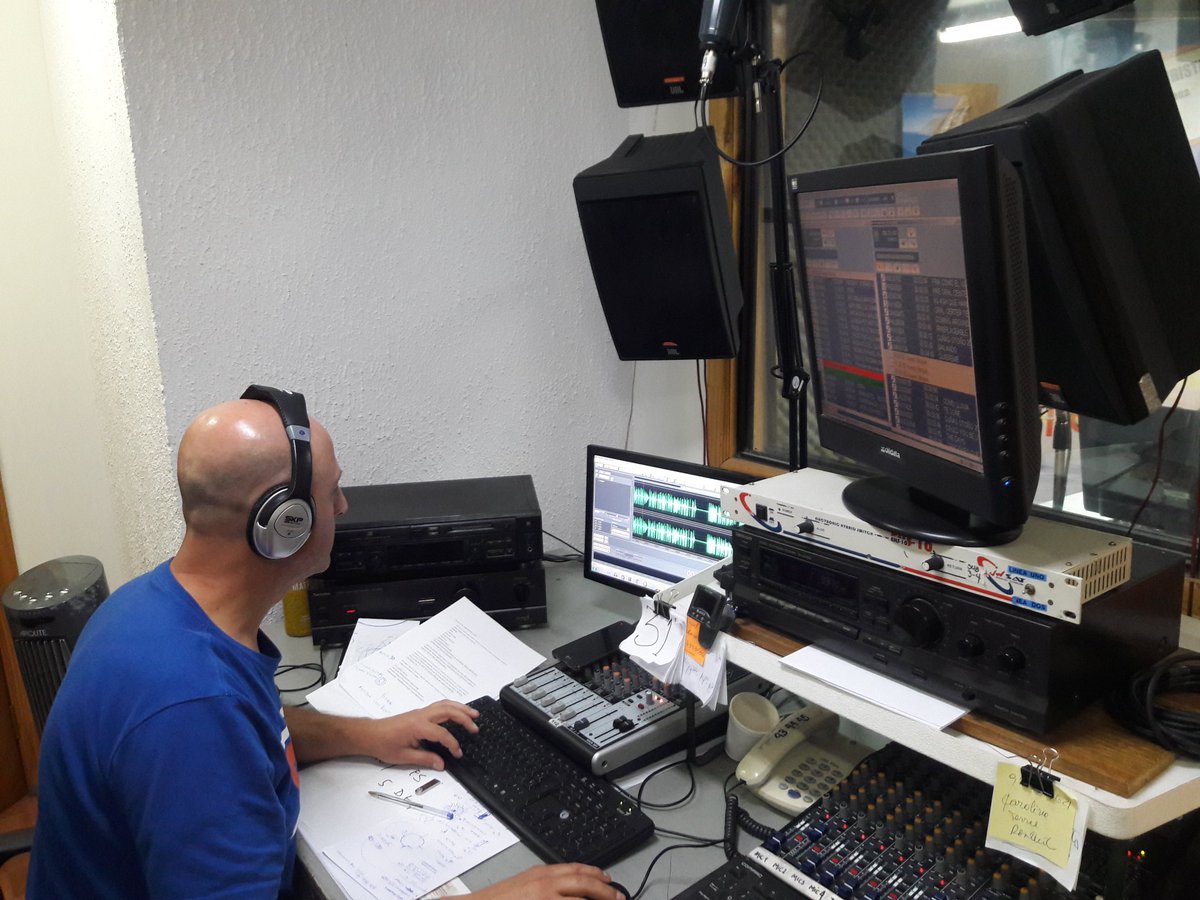 99Macarena's tweet photo. Hoy full trabajo #programando @MaryGarces13 @nosmagazine @JoseSanmartn3 @slyprochile https://t.co/KclqbZconB