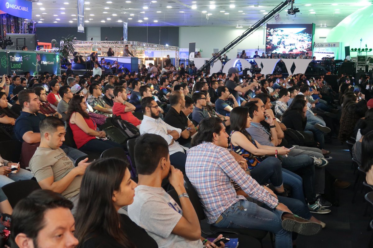 AdobeLat's tweet photo. Casa en el escenario principal de #TalentLand2018 con @JRfromPTC hablando de #photoshop. ¿Quién está aquí presente?
#AdobeCreativeLand https://t.co/9OYzYrJwEV