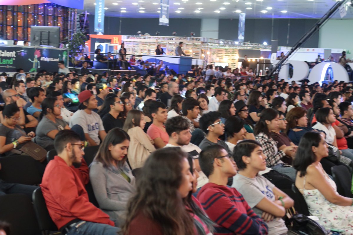 AdobeLat's tweet photo. Casa en el escenario principal de #TalentLand2018 con @JRfromPTC hablando de #photoshop. ¿Quién está aquí presente?
#AdobeCreativeLand https://t.co/9OYzYrJwEV