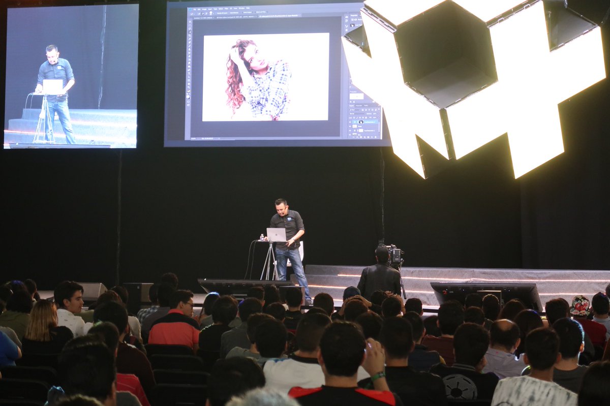 AdobeLat's tweet photo. Casa en el escenario principal de #TalentLand2018 con @JRfromPTC hablando de #photoshop. ¿Quién está aquí presente?
#AdobeCreativeLand https://t.co/9OYzYrJwEV