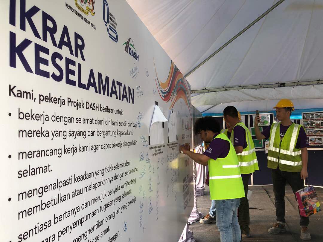 #DASHinprogress | Pekerja proj DASH menurunkan tandatangan tanda ikrar utk mengamalkan budaya kerja selamat. Sdg berlangsung Majlis #MegaToolbox &amp; Ikrar Keselamatan yg dirasmikan olh <a href="/LLMKP/">jc/johncarlo</a> &amp; Ketua Pegawai Eksekutif, PROLINTAS. #KeselamatanBudayaKerjaKita #Negaraku #InfraRakyat