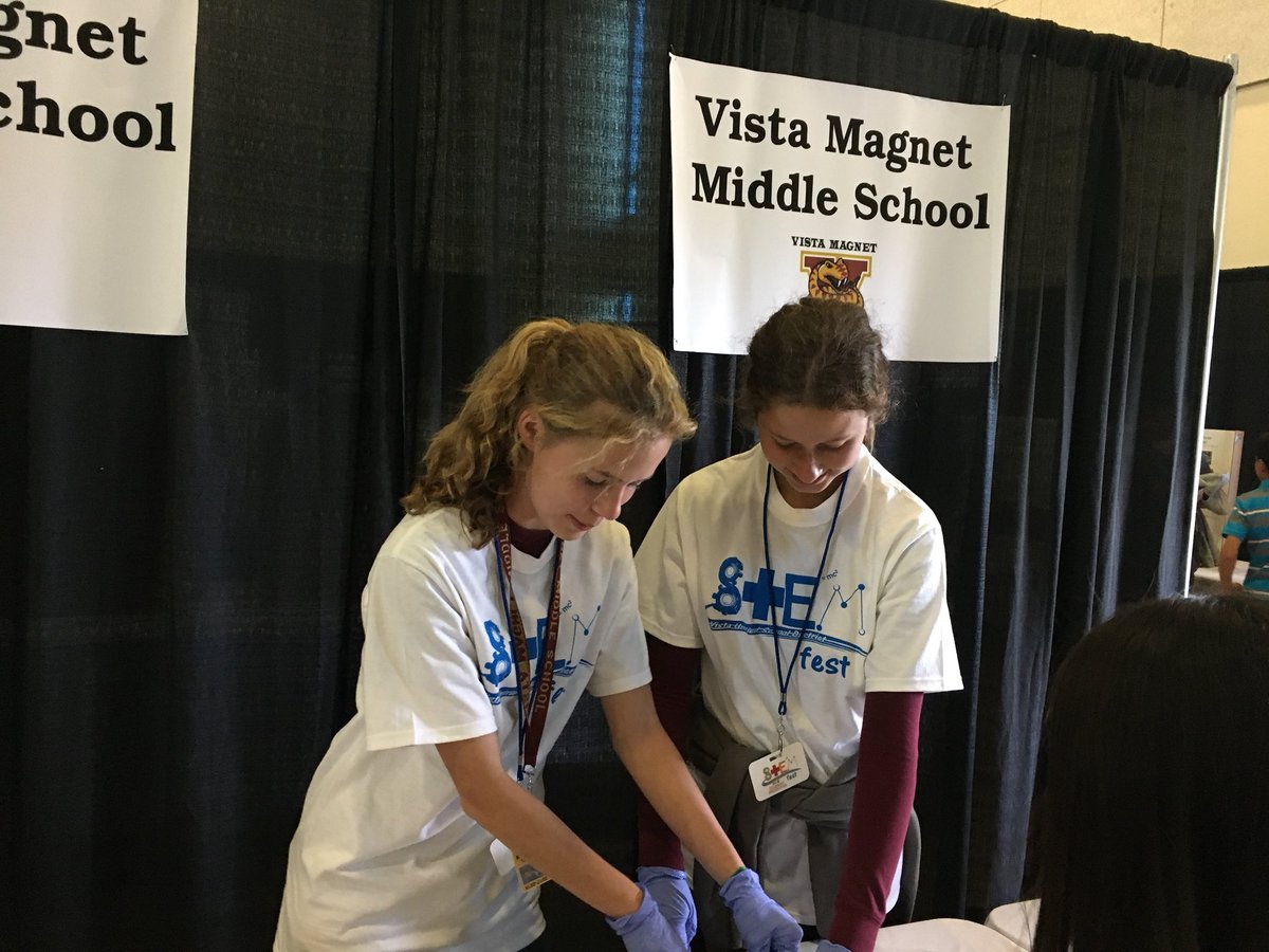 VUSDannegreen1's tweet photo. Having such a blast at VUSD STEM Fest! Our future scientists ROCK! @SecondaryCandI @SupLinda @STEMFest2018 @DrSteitz https://t.co/Lp6uoCyTJ4
