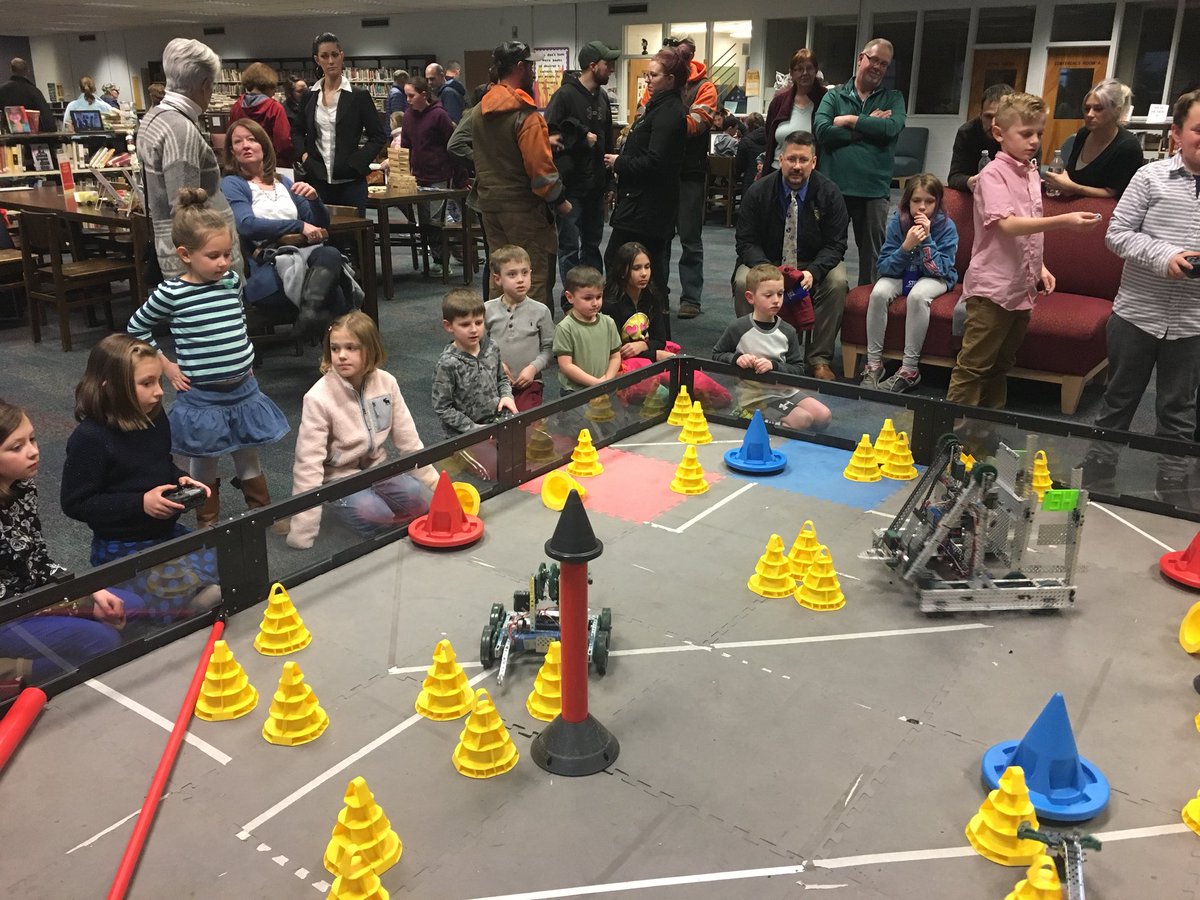 SHRHSrobotics's tweet photo. Shepherd Hill Robotics club demonstrates their robots at the Science and STEM fair. @AresSTEAM @Chappy8611 @Jack_MrD #shrhs #shrhsrobotics https://t.co/6KFMOp1ThN