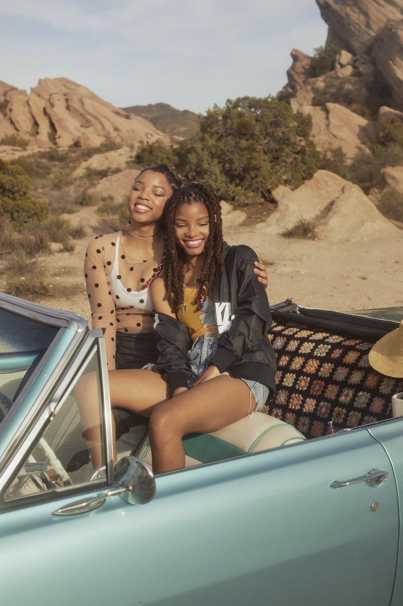 chloexhalle's tweet photo. we linked up with @nikela to get ready for festival season. can’t wait for #coachella next week!!! 🌴🌸🌞 https://t.co/eivhn8bos8 #nikeairsociety https://t.co/5u85DHPbSI