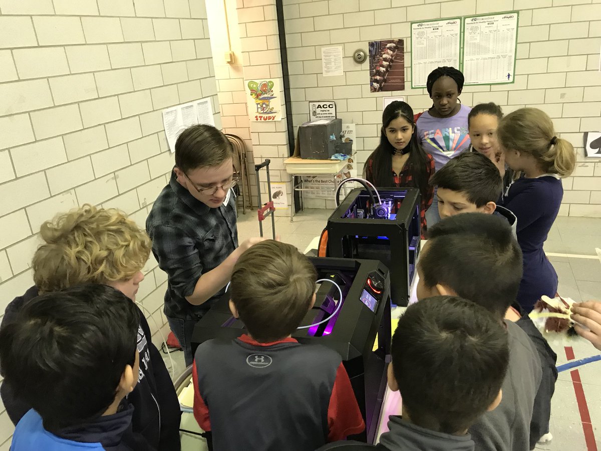 PeggyKoenig's tweet photo. What a treat to have @Hillcrest_BCPS students learning from @CHSBeDoCreate students at the Maker Faire today! We even had two Hillcrest alumni! #hesmf18 #bcpsmakes @BaltCoPS @BCPSSci https://t.co/UYZIWWine0