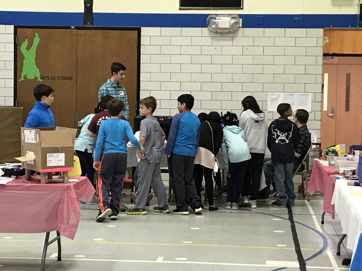 PeggyKoenig's tweet photo. What a treat to have @Hillcrest_BCPS students learning from @CHSBeDoCreate students at the Maker Faire today! We even had two Hillcrest alumni! #hesmf18 #bcpsmakes @BaltCoPS @BCPSSci https://t.co/UYZIWWine0