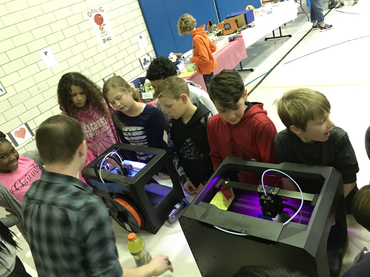 PeggyKoenig's tweet photo. What a treat to have @Hillcrest_BCPS students learning from @CHSBeDoCreate students at the Maker Faire today! We even had two Hillcrest alumni! #hesmf18 #bcpsmakes @BaltCoPS @BCPSSci https://t.co/UYZIWWine0