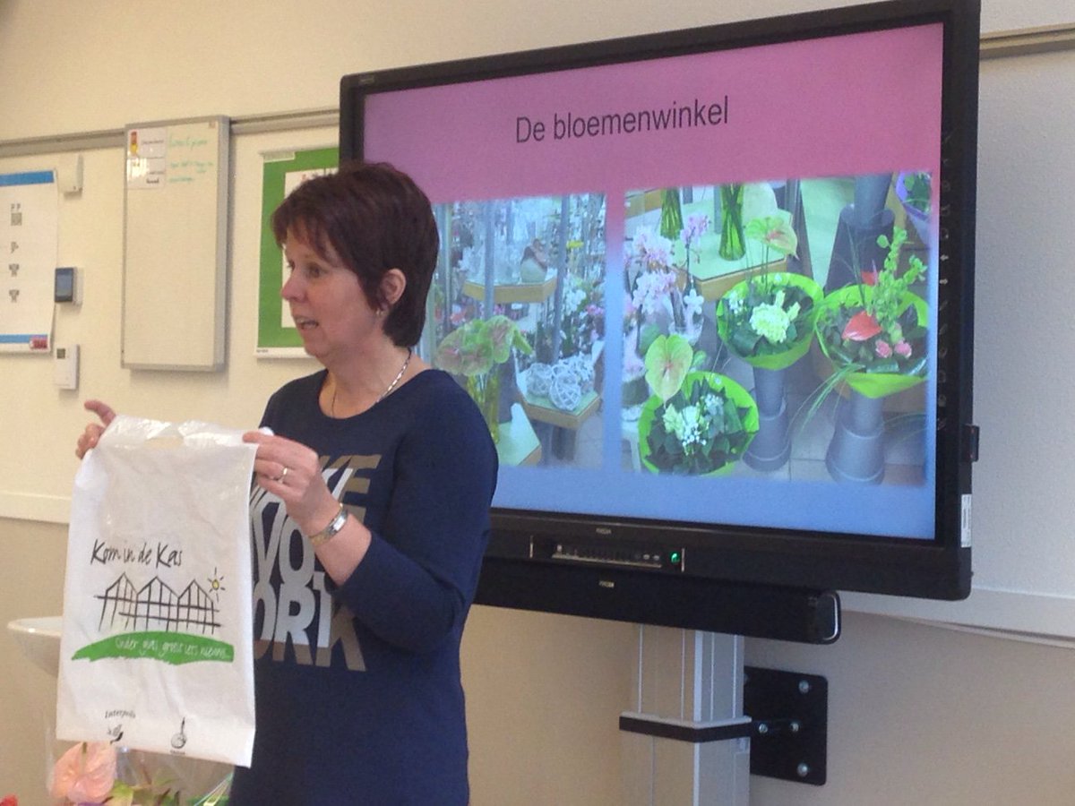 klasindekas's tweet photo. Onze 'juf' Annemiek geeft een gastles bij klas 6 van de Pieter van de Plas-school in Wateringen. Ze heeft zelfs Anthuriums meegenomen!
@klasindekas @anthurpeter https://t.co/YHKsMpXSnz