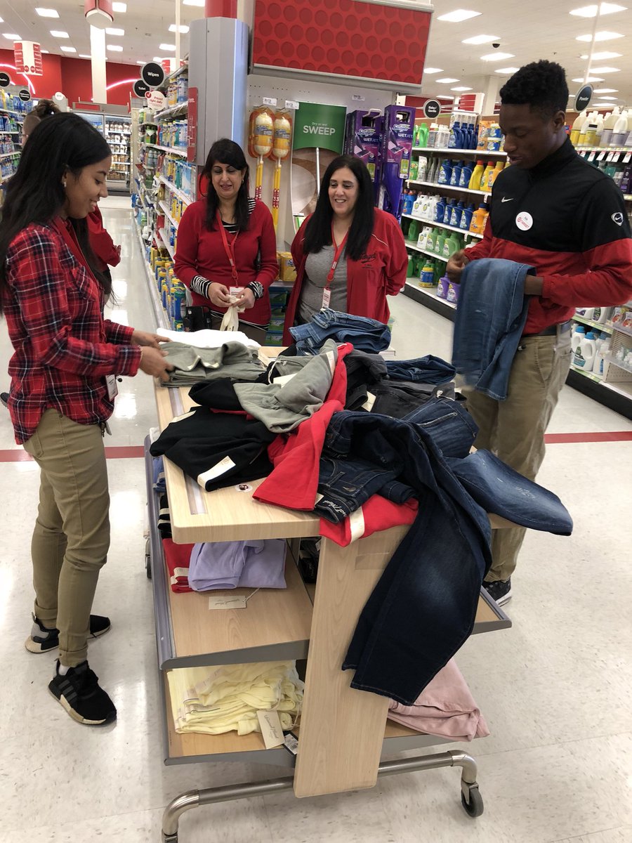 TinaFromTarget's tweet photo. A little healthy competition for a Target exclusive Hunter fanny pack!! 🥇 Folding Standards + Brand Engagement = One Happy ETL 🤗🎯 https://t.co/DuJ7MTKuer