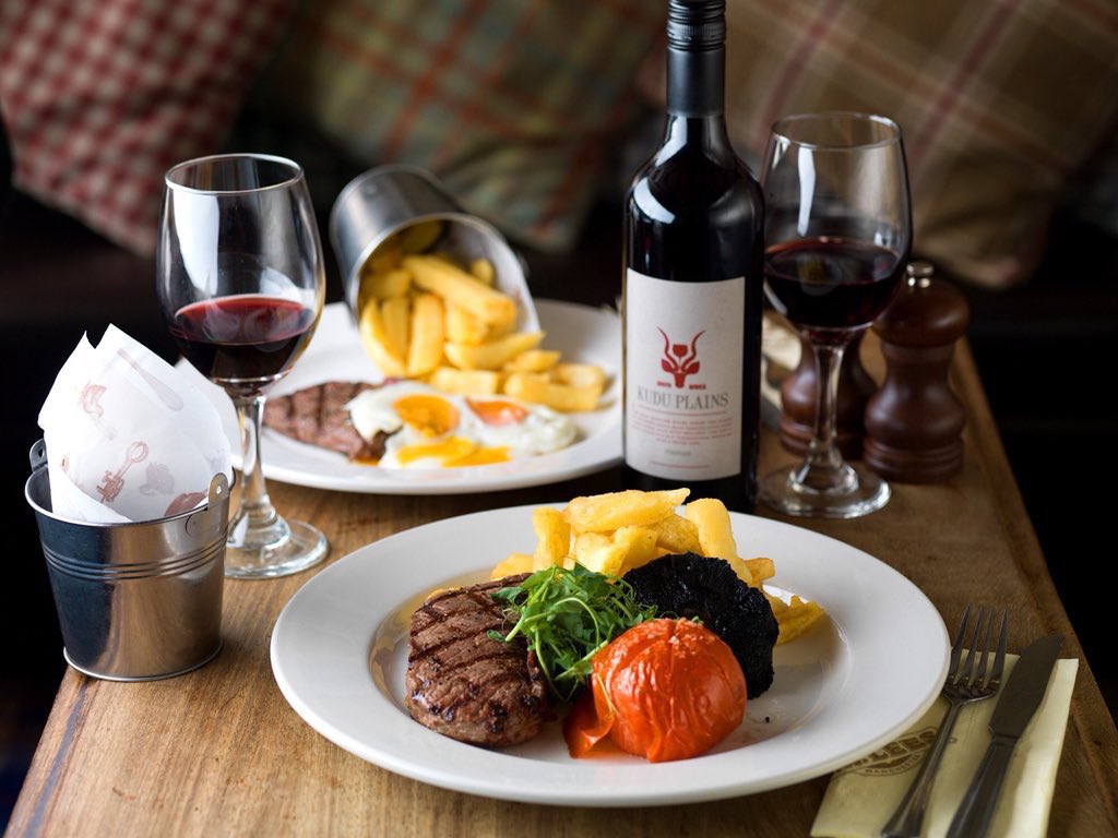londonbridgeinn's tweet photo. The weekend is nearly upon us, why not #Book your table with us, enjoy #FishFriday #SteakSaturday & #RoastSunday https://t.co/jUdnepowhM to reserve your table with us #DigFriendly #Terrace #CanalWalks @WarringtonBuses @BridgewaterWay @RSPCA_WHS https://t.co/5lBhse1qOE