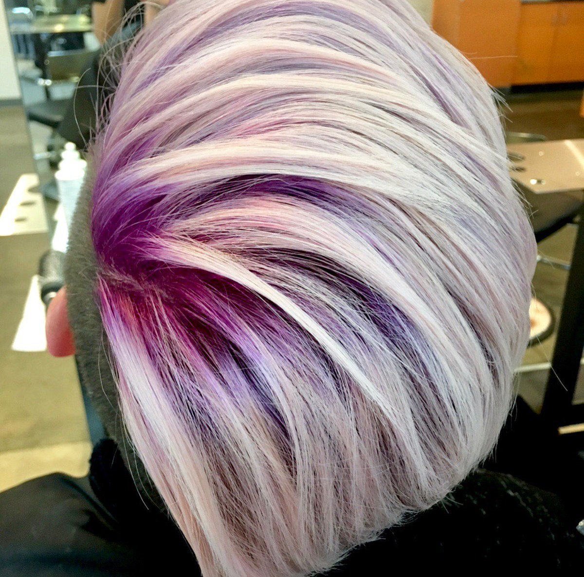 paulmitchellEB's tweet image. Such an incredible transformation by @stephanywithawhy 💜🦄 shadow roots are life!
#shadowroot #purplehair #platinumblonde #beforeandafter #pmtseastbay #fashioncolors #paulmitchell