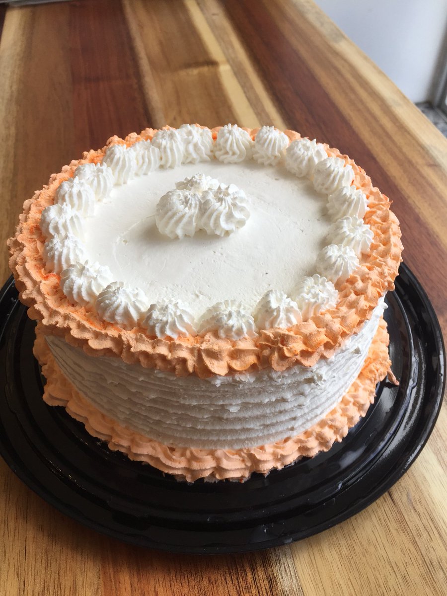 PerfectScoop1's tweet photo. White chocolate/nuts/caramel/chocolate chunks on. We make to order. Any flavour or combination you want!  #gelatocakes #icecreamcakes https://t.co/yY3VXwXcrA
