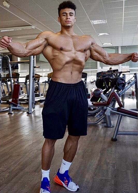 OnomeEgger's tweet photo. Spreading my wings to fly💪🏻🔥💥 #VacuumPose #Physique #Gains #Musclemania #GymLife #FitFam #GymJunkie #Fitness #Progress #Muscle https://t.co/dnAY4564q8