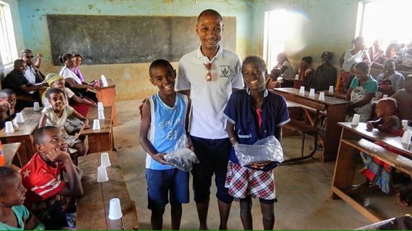 orkydea's tweet photo. Scusate l'assenza
Nel frattempo ho raggiunto il numero di 48 scuole con un'area giochi, di cui beneficiano oltre 40.000 bimbi poveri
A breve, nelle prossime settimane, le foto di tutte le festicciole d'inaugurazione

Adoro #sorrisisenzafrontiere #oredigioco #oreafricane https://t.co/PT2dfclRNr