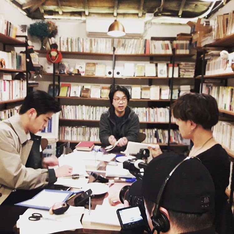 ilovehanbin91's tweet photo. Bluepapers(Libreria) publico:5 horas grabando con Koo Junhoe y Kim Donghyuk de iKON #iKON #KooJunhoe #KimDonghyuk #Bluepaperps #Mullaedong https://t.co/HhNn8hmXiu
