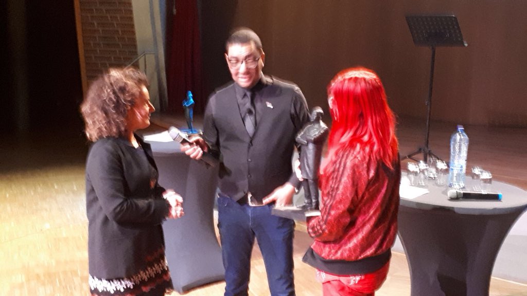 Collegevoorzitter <a href="/MvP_VanPraag/">Mirjam van Praag</a> ontvangt een speciaal beeldje van Martin Luther King van kunstenaar Airco Caravan. Het krijgt een mooie plek op de VU <a href="/MLKlezing/">MLKlezing</a>