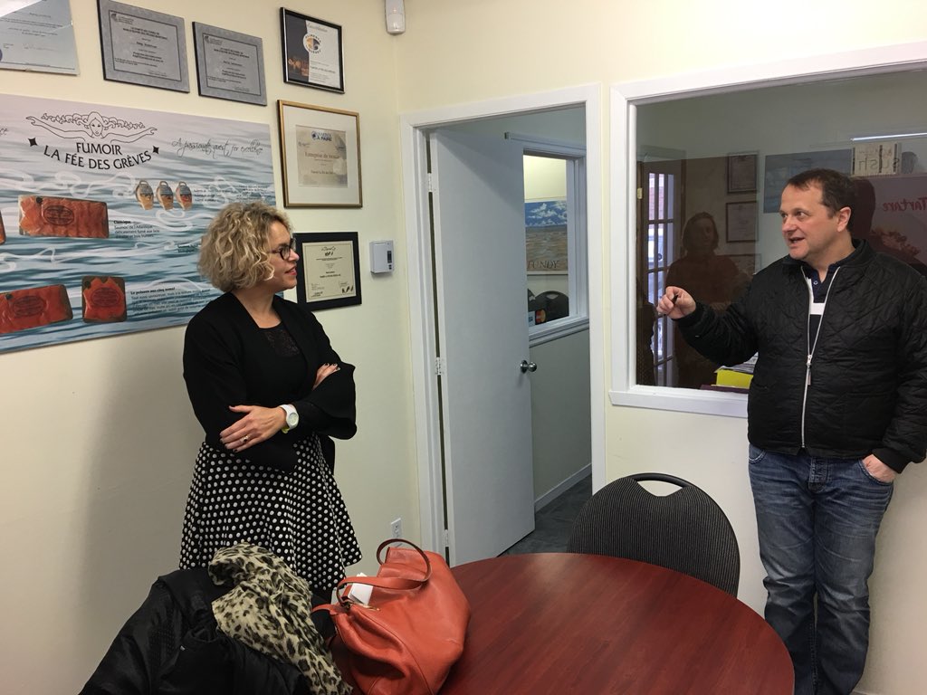 HaguenauerL's tweet photo. Passionnante et alléchante visite de #BleuMer entreprise autour du saumon 😋 dirigée par 🇫🇷#MLetenneur : 👏réussite #Françaisdeletranger #entrepreneuriat #agroalimentaire #exportation #qualité #innovation #gastronomie https://t.co/cwqukWvAwv
