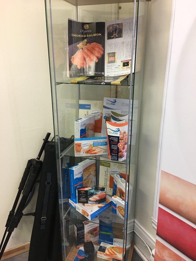HaguenauerL's tweet photo. Passionnante et alléchante visite de #BleuMer entreprise autour du saumon 😋 dirigée par 🇫🇷#MLetenneur : 👏réussite #Françaisdeletranger #entrepreneuriat #agroalimentaire #exportation #qualité #innovation #gastronomie https://t.co/cwqukWvAwv